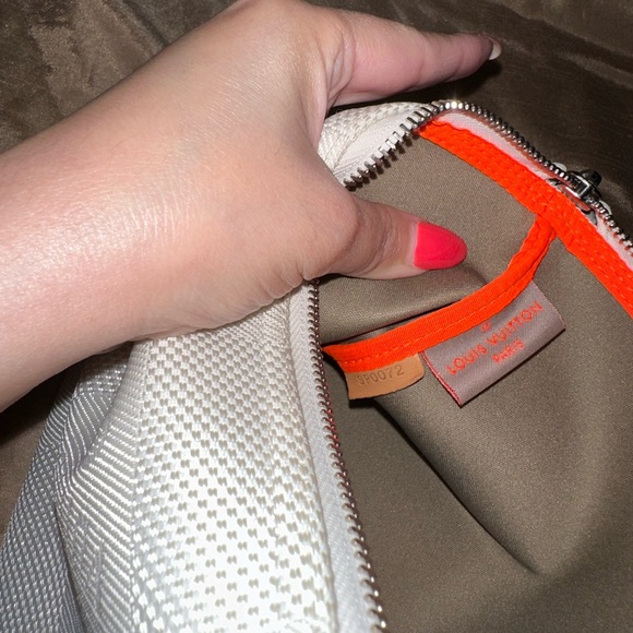 Louis Vuitton Damier Geant Americas Cup Pochette
Accessories Bag White (RARE) - Picture 12 of 12